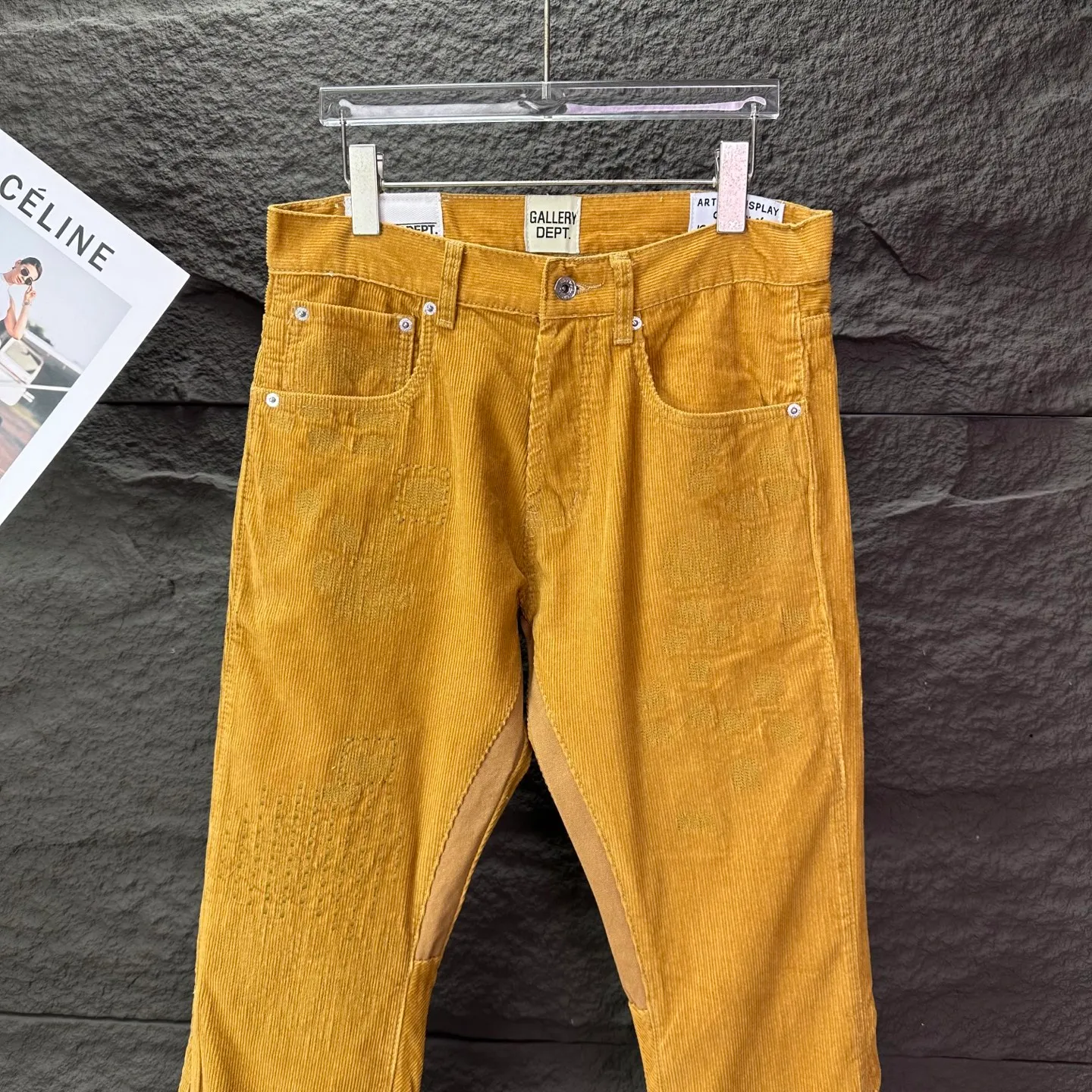 P260 GALLERY DEPT. 2025 new corduroy all-over embroidery stitching couple's style loose bootcut jeans 🔥High version🔥High version🔥 Top ceiling quality Styles with different washed textures, very friendly to people with thin legs and thick legs, the loose version of the boot very much modifies the leg shape Moderate length that never goes out of style, easy to match with casually, basic styling for various styles, a must-have in the wardrobe! The fabric is stiff but also makes the upper body soft without losing texture. The washing process is even more perfect. It is a must-have item for everyone! ! ! Washed wheat, hang tag, pants label, complete with three labels Color: ginger Size: 28, 30, 32, 34, 36 (five sizes)